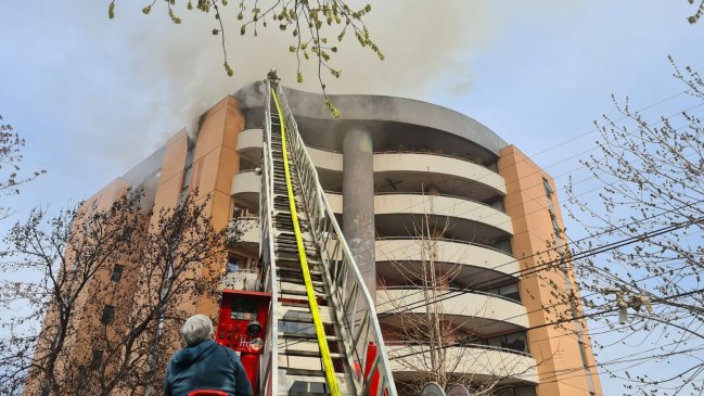 Un fallecido dejó incendio que afectó a edificio en Rancagua: Hombre cayó desde el octavo piso