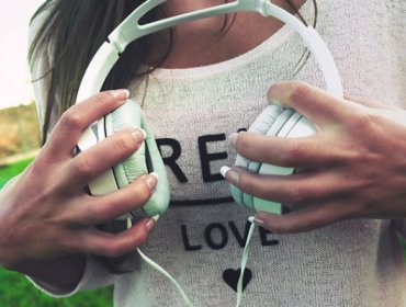 Revelan qué le ocurre al cerebro cuando escuchamos música