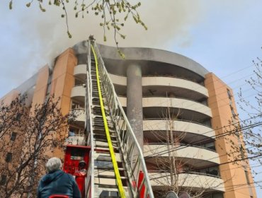 Un fallecido dejó incendio que afectó a edificio en Rancagua: Hombre cayó desde el octavo piso