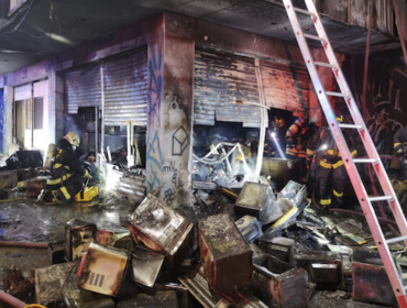 Investigan intencionalidad en incendio que destruyó tres locales comerciales en Recoleta