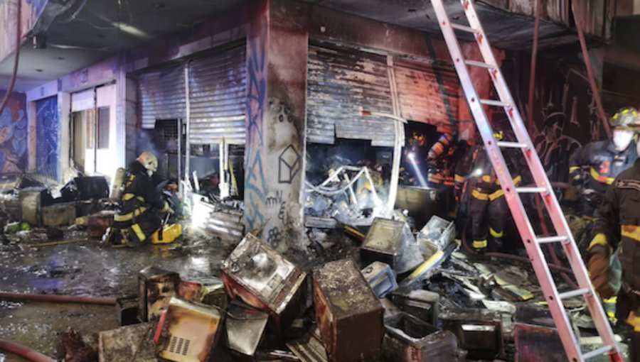 Investigan intencionalidad en incendio que destruyó tres locales comerciales en Recoleta