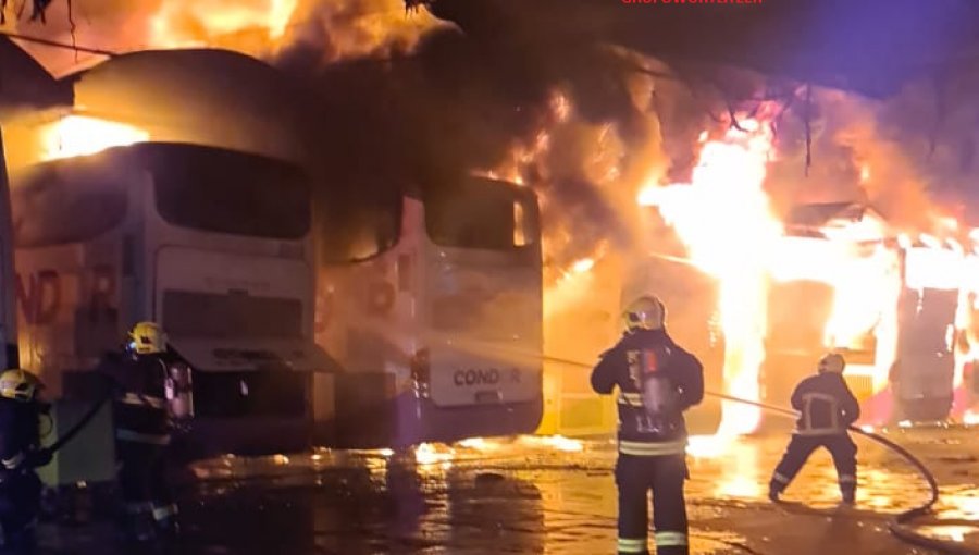 Al menos 9 máquinas se quemaron por completo en incendio que afectó a taller de la empresa Turbus