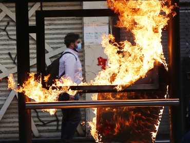 Quema de paraderos y lanzamiento de fuegos artificiales se registraron en manifestaciones en plaza Baquedano