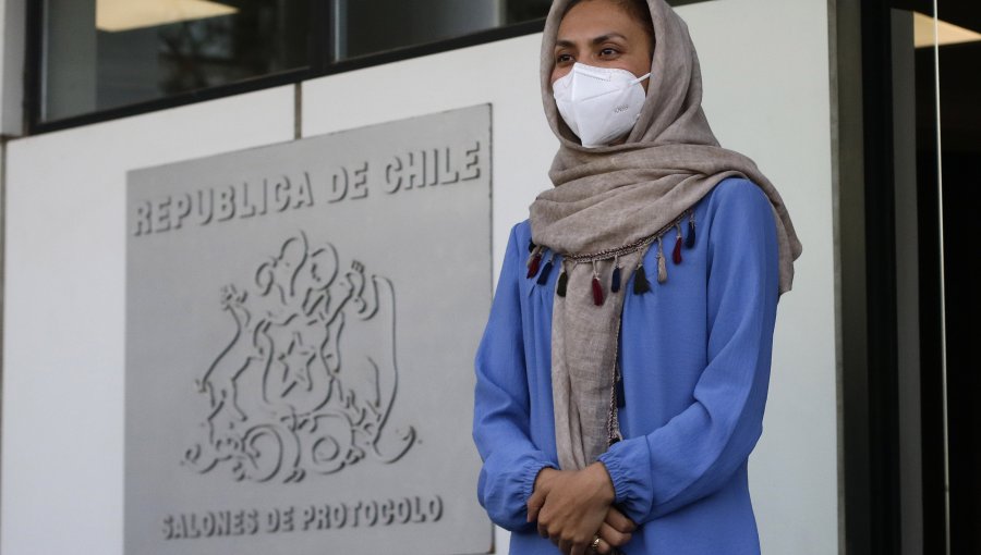 Llega a Chile Zainab Momeny, la primera refugiada afgana: "Por fin puedo dormir tranquila"