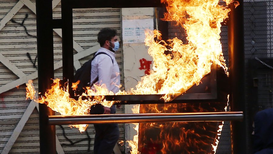 Quema de paraderos y lanzamiento de fuegos artificiales se registraron en manifestaciones en plaza Baquedano