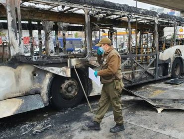 Queman bus del transporte público en Macul: Lo interceptaron con armas de fuego