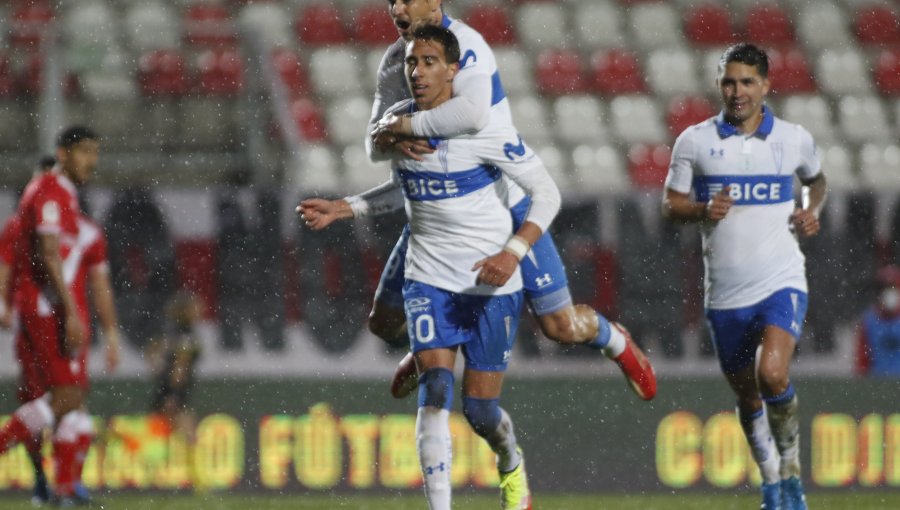 Universidad Católica consigue categórico triunfo ante Curicó y queda segundo en la tabla