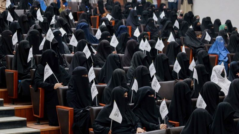 Separadas de los hombres y con nuevo código de vestimenta: Talibanes anuncian reglas para las mujeres estudiantes en Afganistán