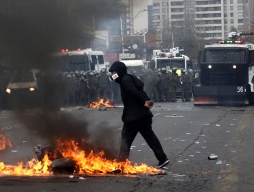 Alcaldesa de Santiago será oficiada por destrucción de bienes públicos y privados tras manifestación por el 11 de septiembre