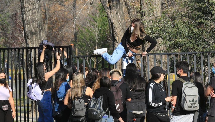 Denunciarán ante Fiscalía y cursarán sumario sanitario al administrador del Parque Padre Hurtado tras masivo evento