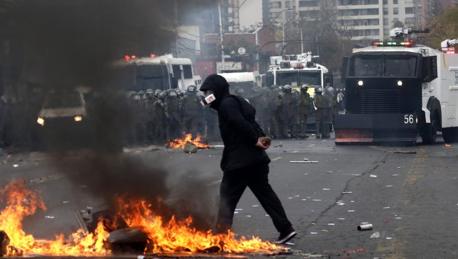 Alcaldesa de Santiago será oficiada por destrucción de bienes públicos y privados tras manifestación por el 11 de septiembre