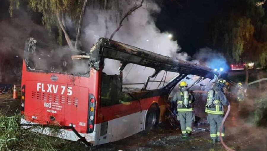 Sujetos encendieron barricadas y quemaron microbús en Maipú: conductor resultó ileso