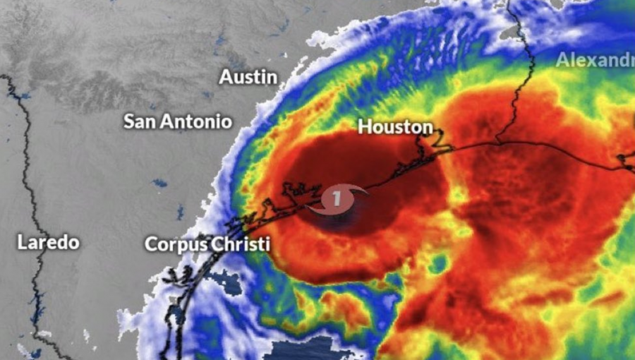 Huracán Nicholas toca tierra en Texas y amenaza con peligrosas inundaciones y marejadas