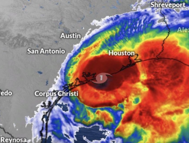 Huracán Nicholas toca tierra en Texas y amenaza con peligrosas inundaciones y marejadas