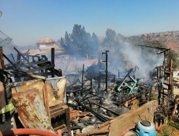 Una persona lesionada dejó un incendio que consumió una vivienda en Reñaca Alto