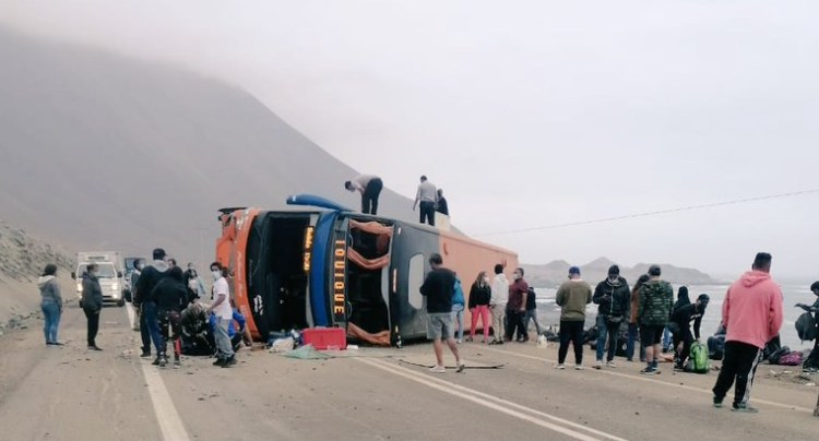 40 lesionados deja volcamiento de bus en Iquique: dos niños y seis adultos se encuentran en estado crítico