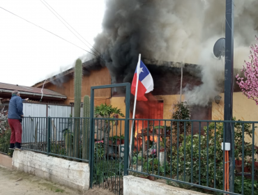 Dos casas afectadas por incendio estructural en la comuna de Limache: una de ellas fue consumida por las llamas
