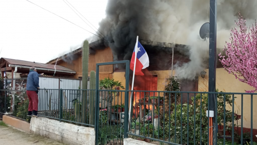 Dos casas afectadas por incendio estructural en la comuna de Limache: una de ellas fue consumida por las llamas