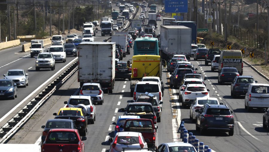 220 mil automóviles han dejado la región Metropolitana entre jueves y viernes, y se estima que 400 mil regresarán el domingo