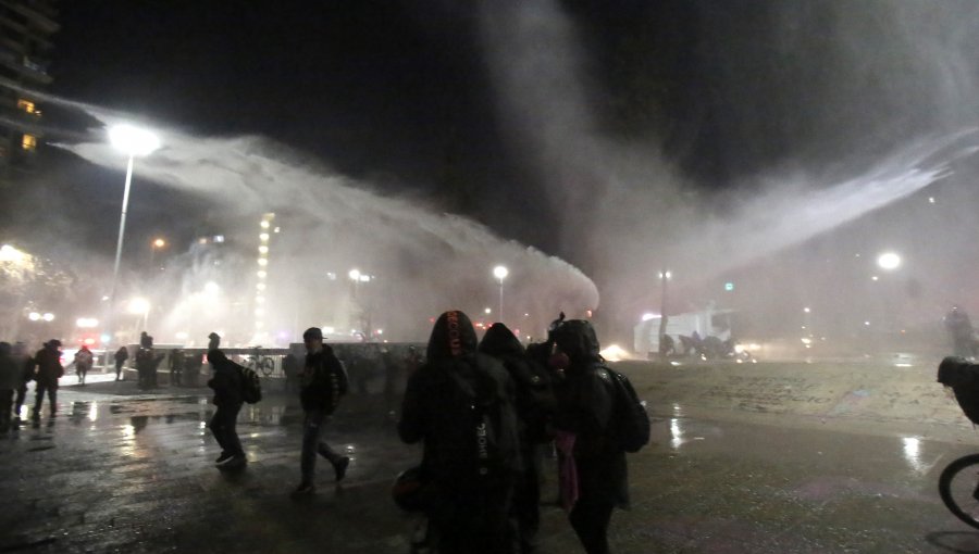 Nueva protesta en plaza Baquedano termina con una persona detenida: hubo corte de tránsito