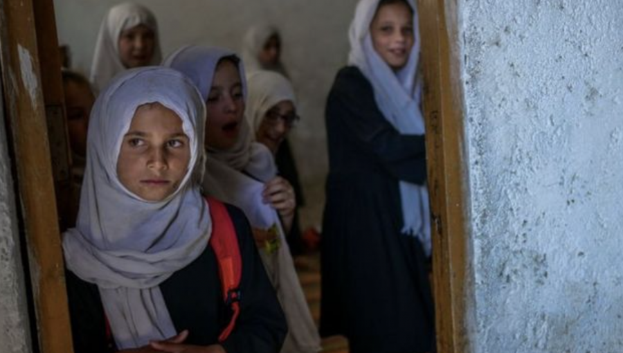 Vuelven las clases a las escuelas secundarias de Afganistán, pero niñas y profesoras fueron excluidas por el Talibán