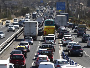 220 mil automóviles han dejado la región Metropolitana entre jueves y viernes, y se estima que 400 mil regresarán el domingo