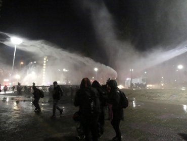 Nueva protesta en plaza Baquedano termina con una persona detenida: hubo corte de tránsito