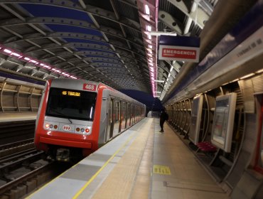 Carabineros detiene a cuatro jóvenes por rayar vagón de Metro en la Línea 4