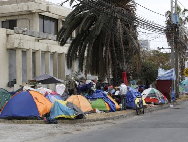 En la vía pública: Decenas de migrantes acampan en distintos sectores de Iquique