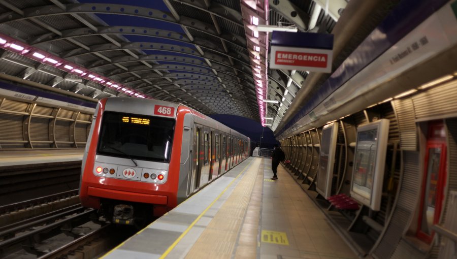 Carabineros detiene a cuatro jóvenes por rayar vagón de Metro en la Línea 4