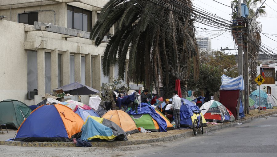 En la vía pública: Decenas de migrantes acampan en distintos sectores de Iquique