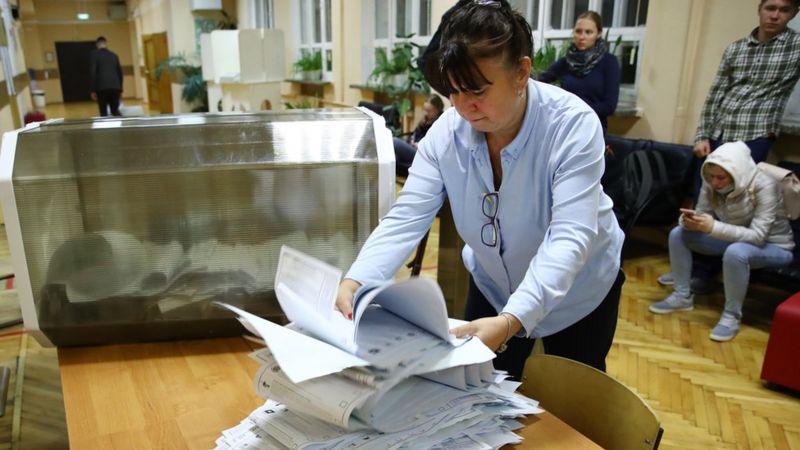 El partido de Putin gana las parlamentarias en Rusia en medio de acusaciones de fraude