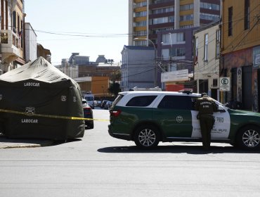 Hombre fallece en plena vía pública en Valparaíso: se habría caído azotando su cabeza contra el pavimento