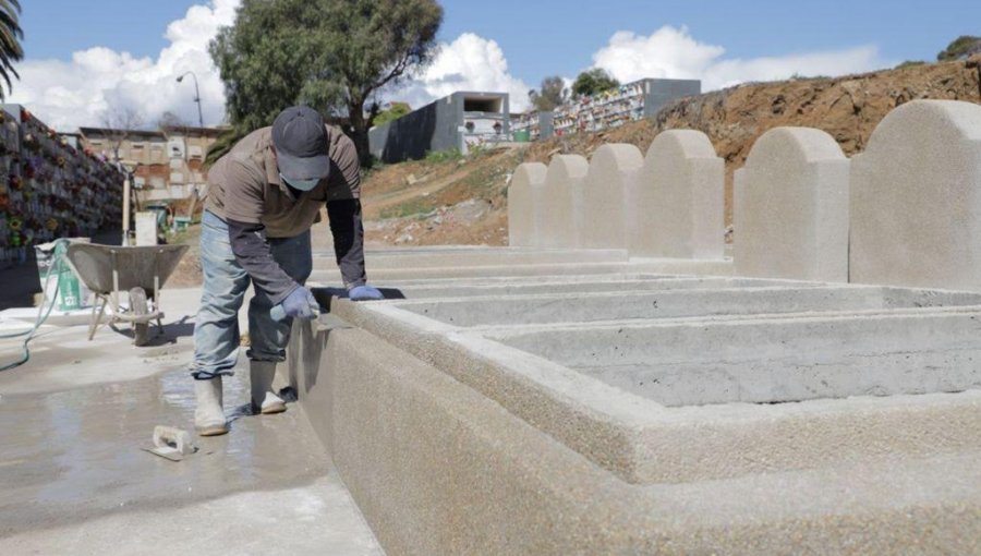Comienza traslado a sepulturas definitivas de afectados por inundaciones en el cementerio de Playa Ancha