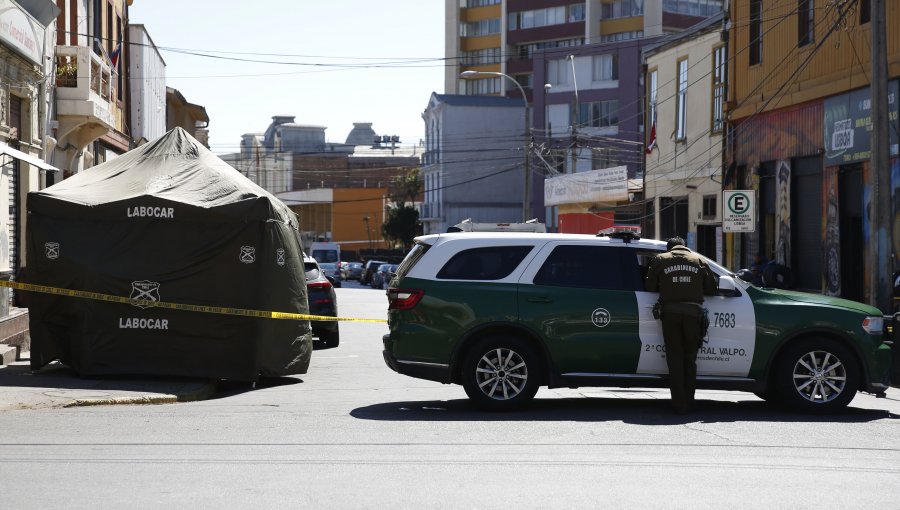 Hombre fallece en plena vía pública en Valparaíso: se habría caído azotando su cabeza contra el pavimento