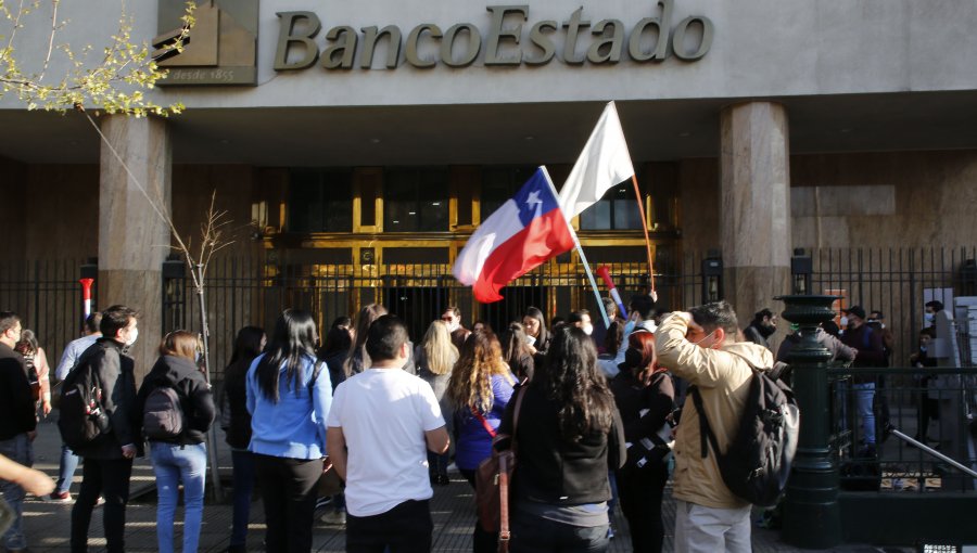 Sindicato de BancoEstado Microempresas inicia huelga por primera vez en su historia
