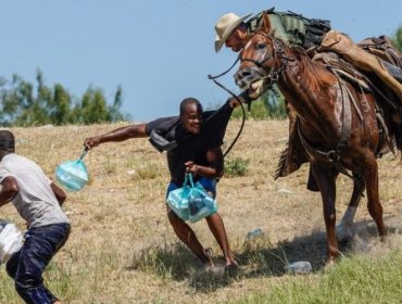 Las imágenes de agentes fronterizos persiguiendo a caballo a migrantes en Estados Unidos que generan polémica