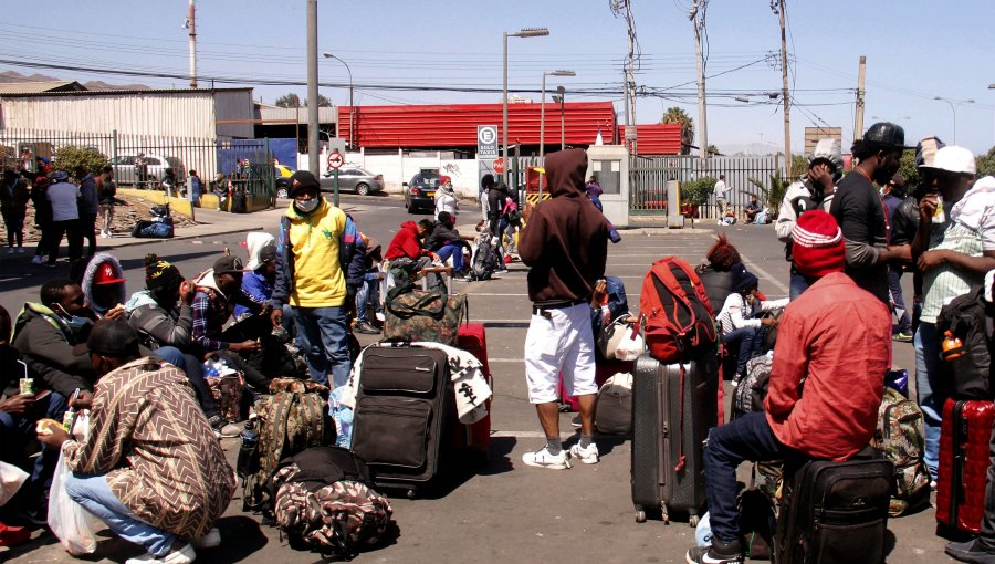 Gobernador de Antofagasta pide que el Ministro del Interior visite la zona: "La migración se está desbordando"