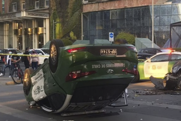 Patrulla de Carabineros vuelca tras chocar con un vehículo durante procedimiento en Las Condes: hay dos lesionados