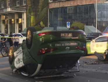 Patrulla de Carabineros vuelca tras chocar con un vehículo durante procedimiento en Las Condes: hay dos lesionados