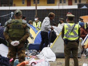 Desalojo de migrantes en Plaza Brasil de Iquique dejó 14 detenidos y cinco carabineros lesionados