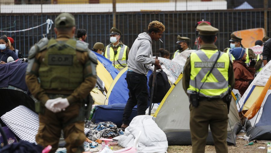 Desalojo de migrantes en Plaza Brasil de Iquique dejó 14 detenidos y cinco carabineros lesionados