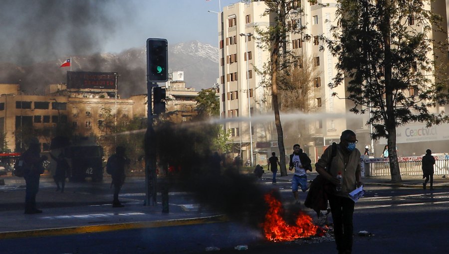 Barricadas generaron cortes de tránsito en nueva manifestación en inmediaciones de plaza Baquedano