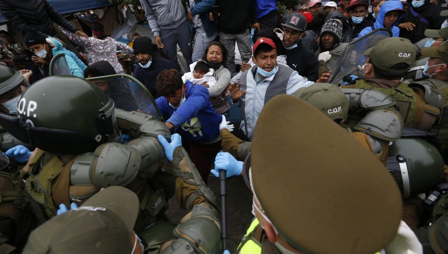 Realizan masivo desalojo de migrantes en la Plaza Brasil de Iquique: operativo deja al menos cinco detenidos