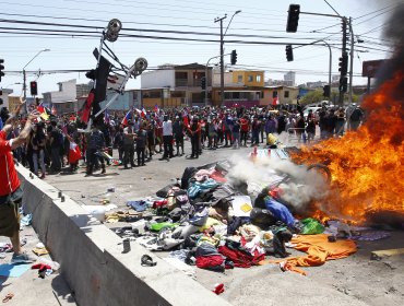 ONU condena quema de pertenencias de migrantes en Iquique: "Inadmisible humillación"