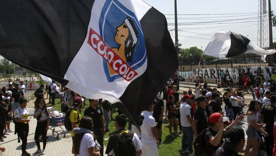 Un mar de hinchas albos protagonizaron arengazo a las afueras del Monumental