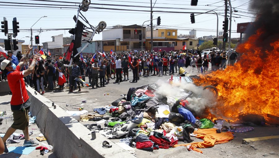 ONU condena quema de pertenencias de migrantes en Iquique: "Inadmisible humillación"