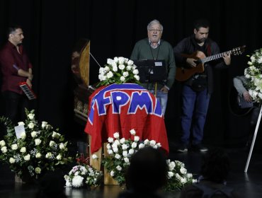 Largas filas y homenajes musicales se dan en medio del velorio de Patricio Manns