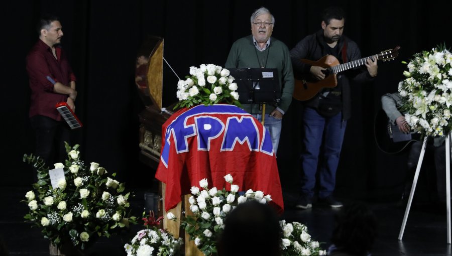 Largas filas y homenajes musicales se dan en medio del velorio de Patricio Manns