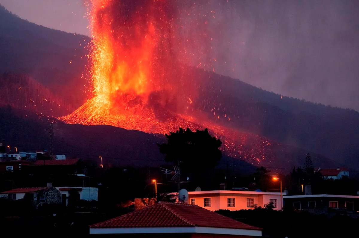 El volcán de La Palma ya ha emitido 46,3 millones de metros cúbicos de lava y se acerca al mar